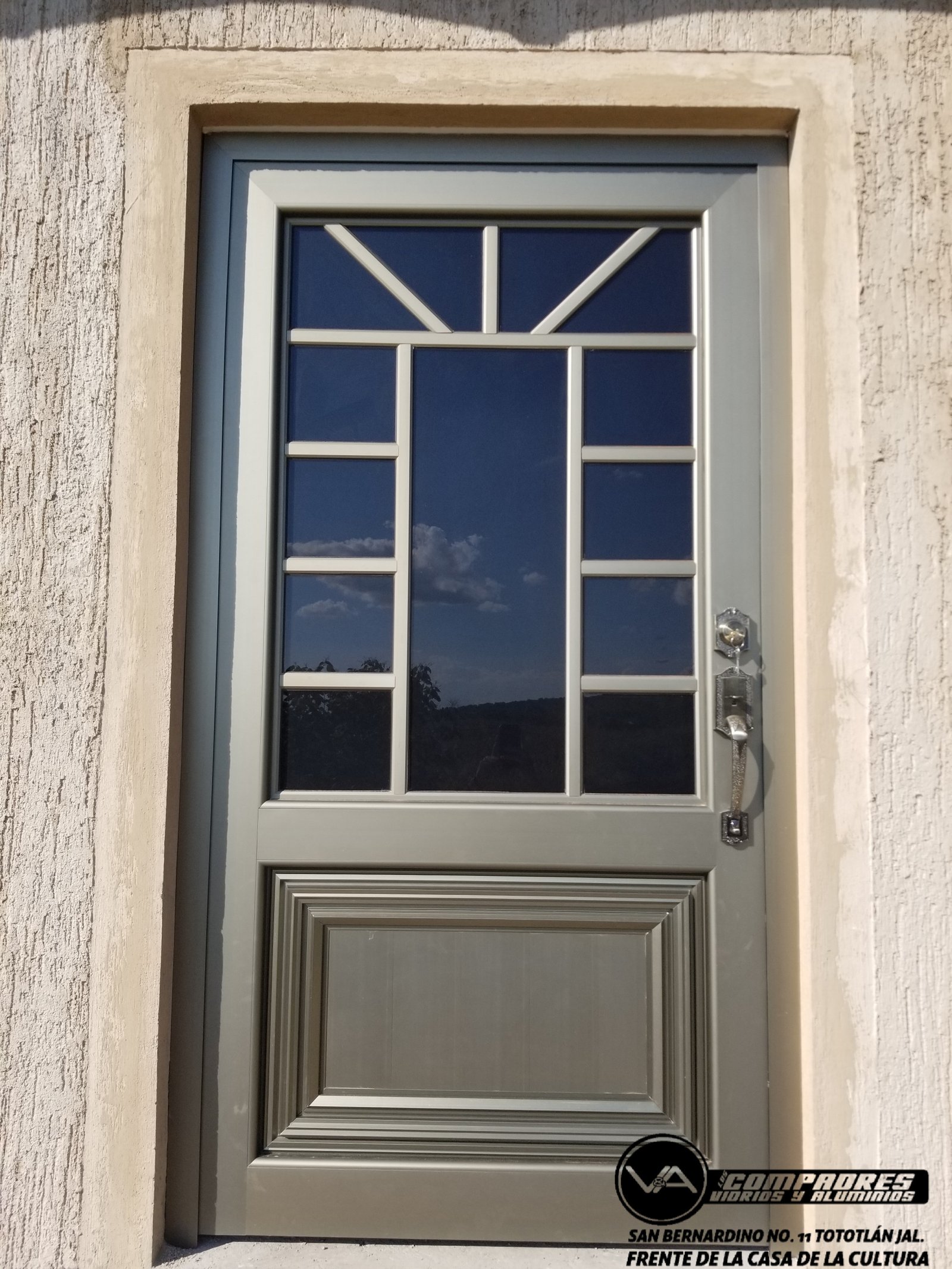 Puerta abatible entrada