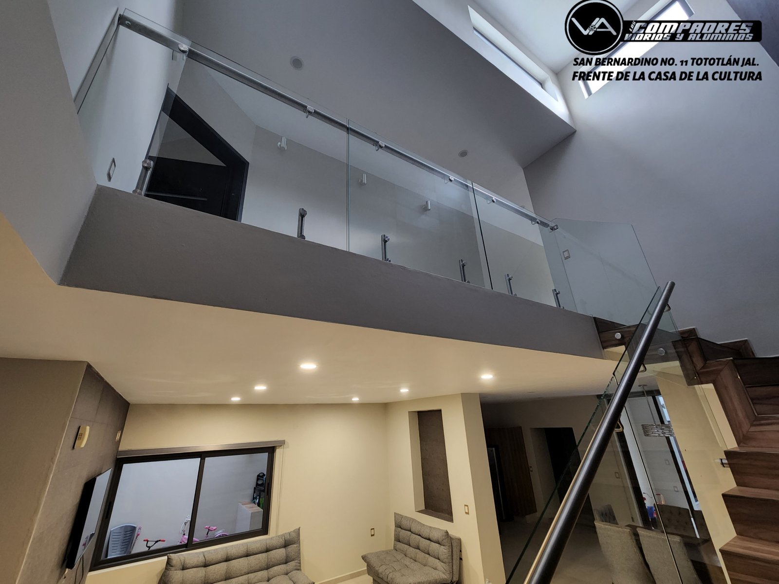 Barandal con conectores pasamanos