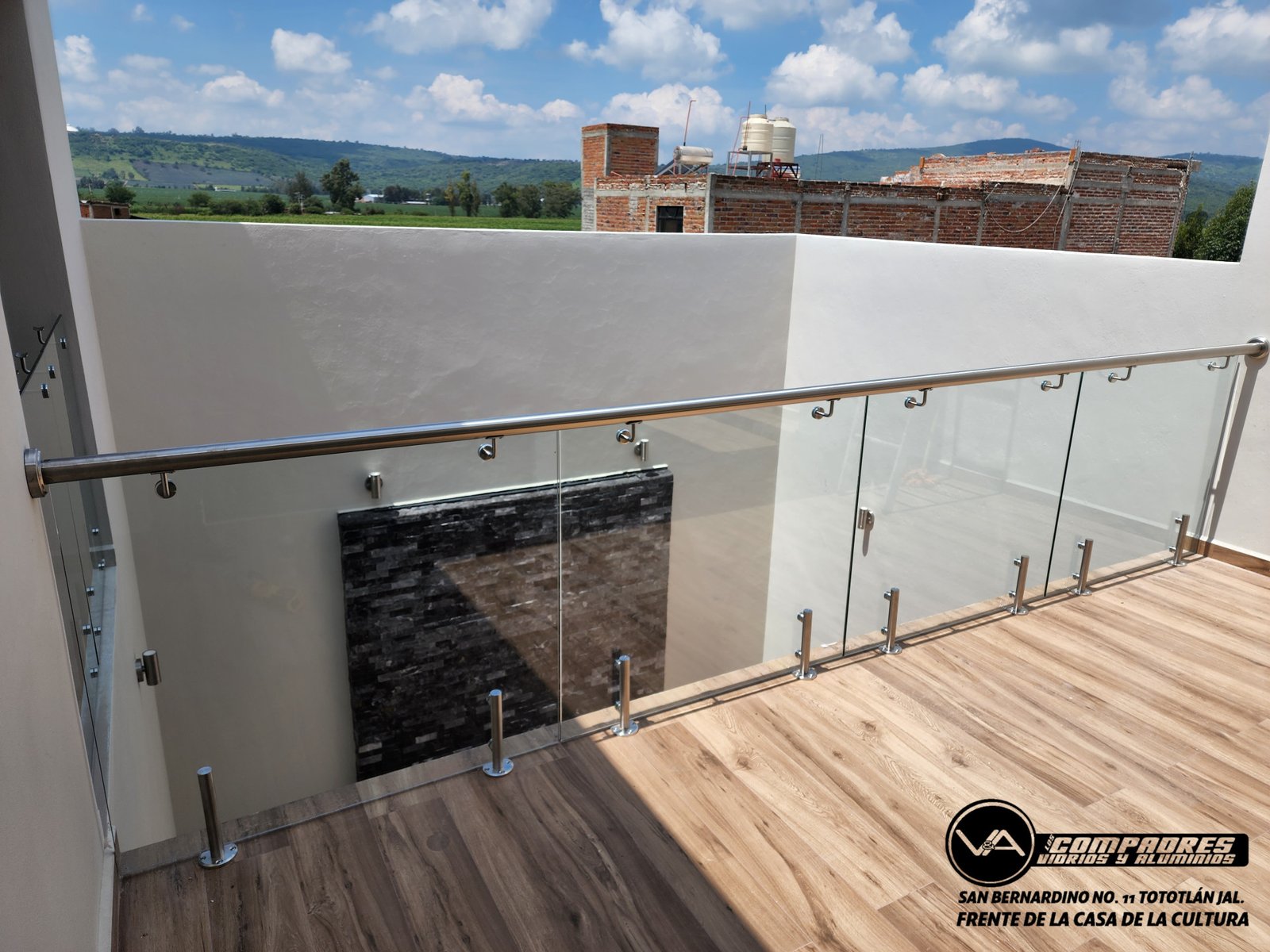 Barandal con conectores con pasamanos