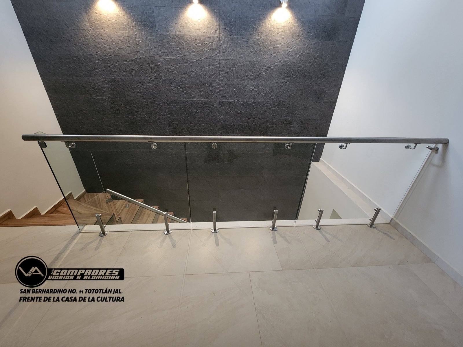 Barandal con conectores con pasamanos