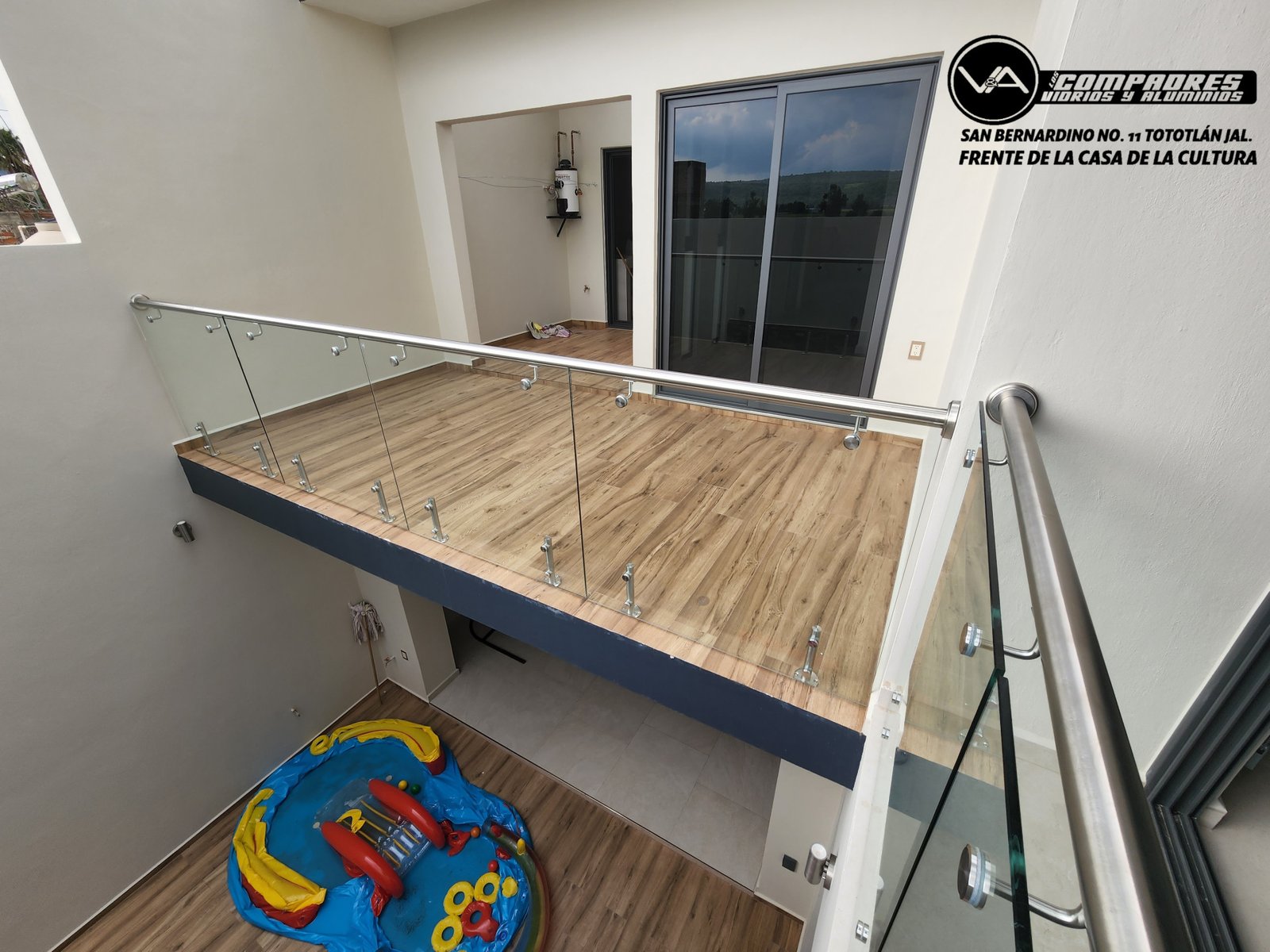 Barandal con conectores con pasamanos