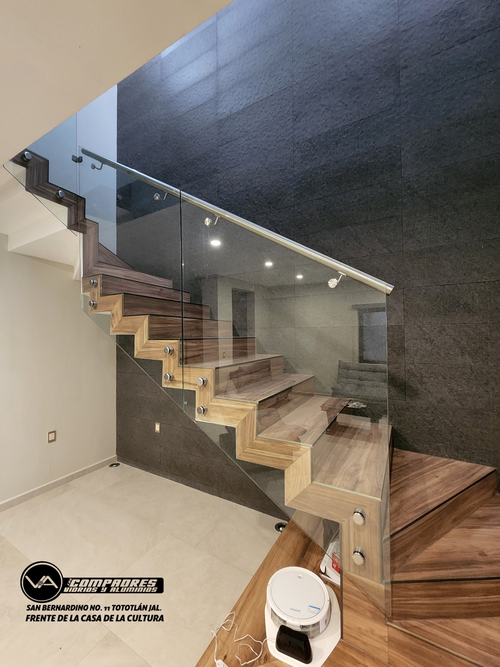 Barandal con conectores con pasamanos