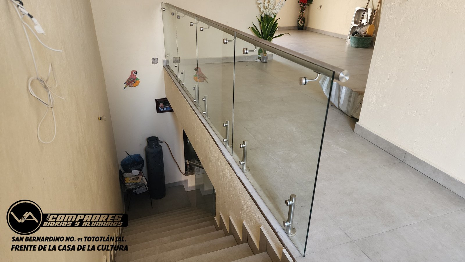 Barandal con conectores con pasamanos