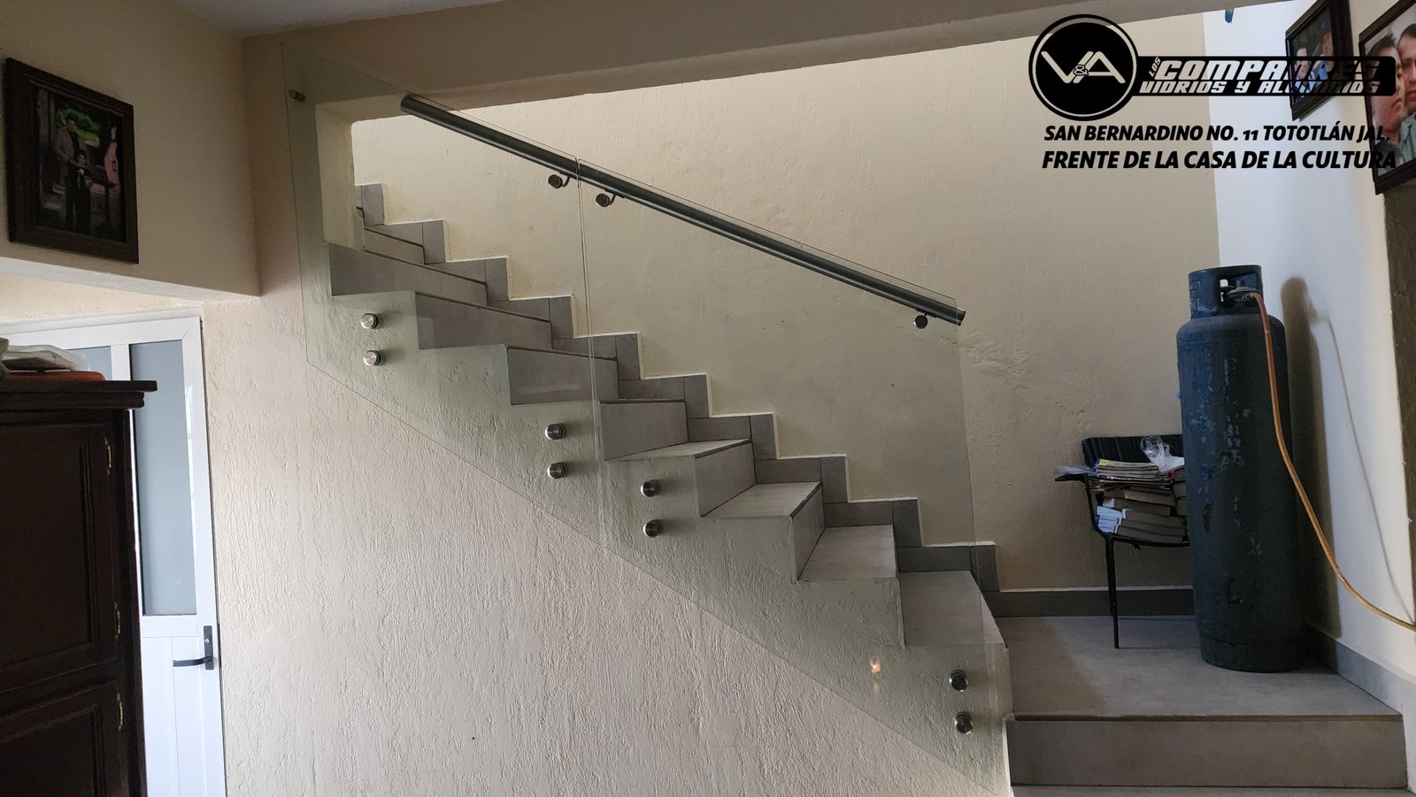 Barandal con conectores y pasamanos