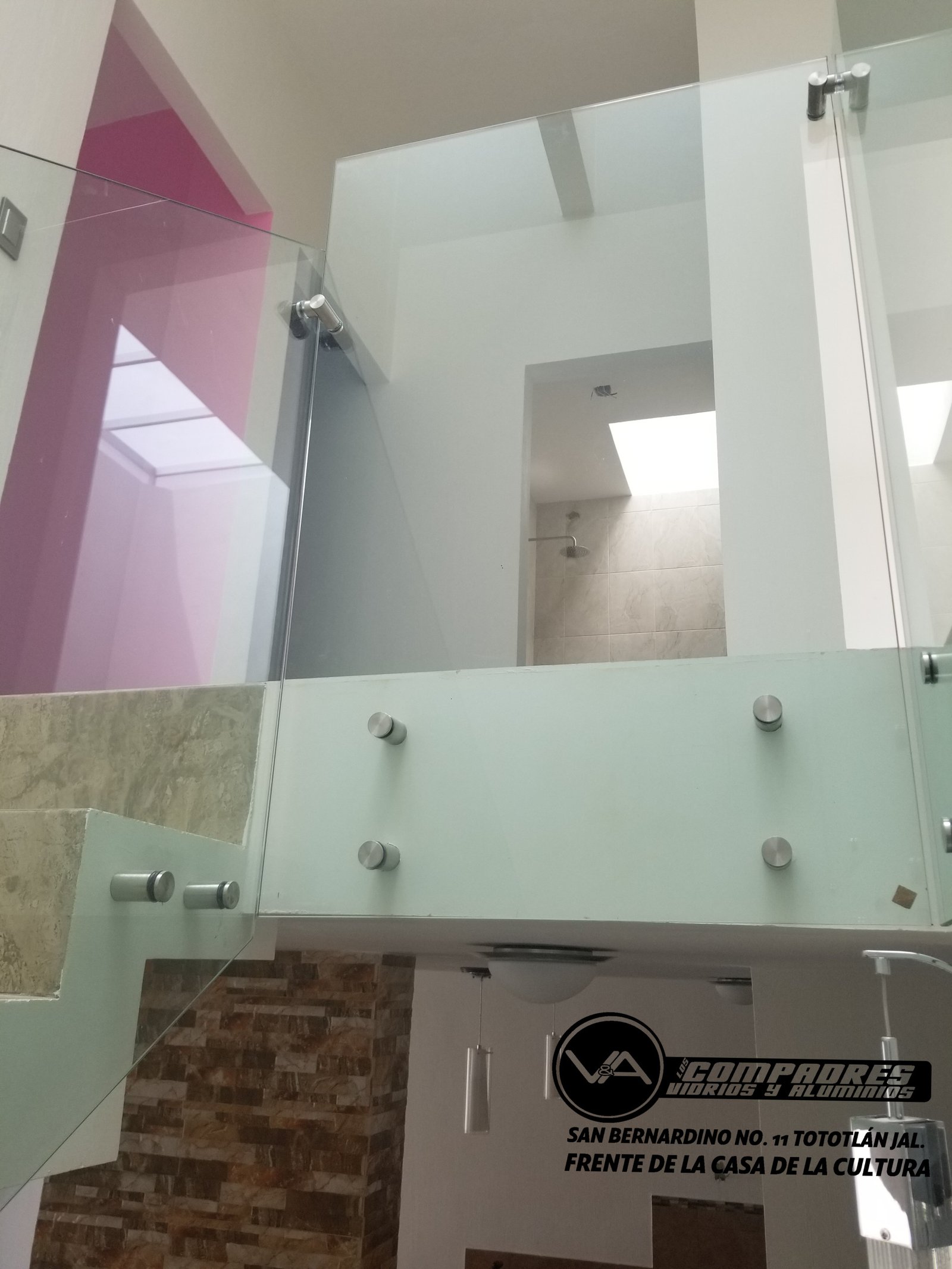 Barandal con conectores sin pasamanos