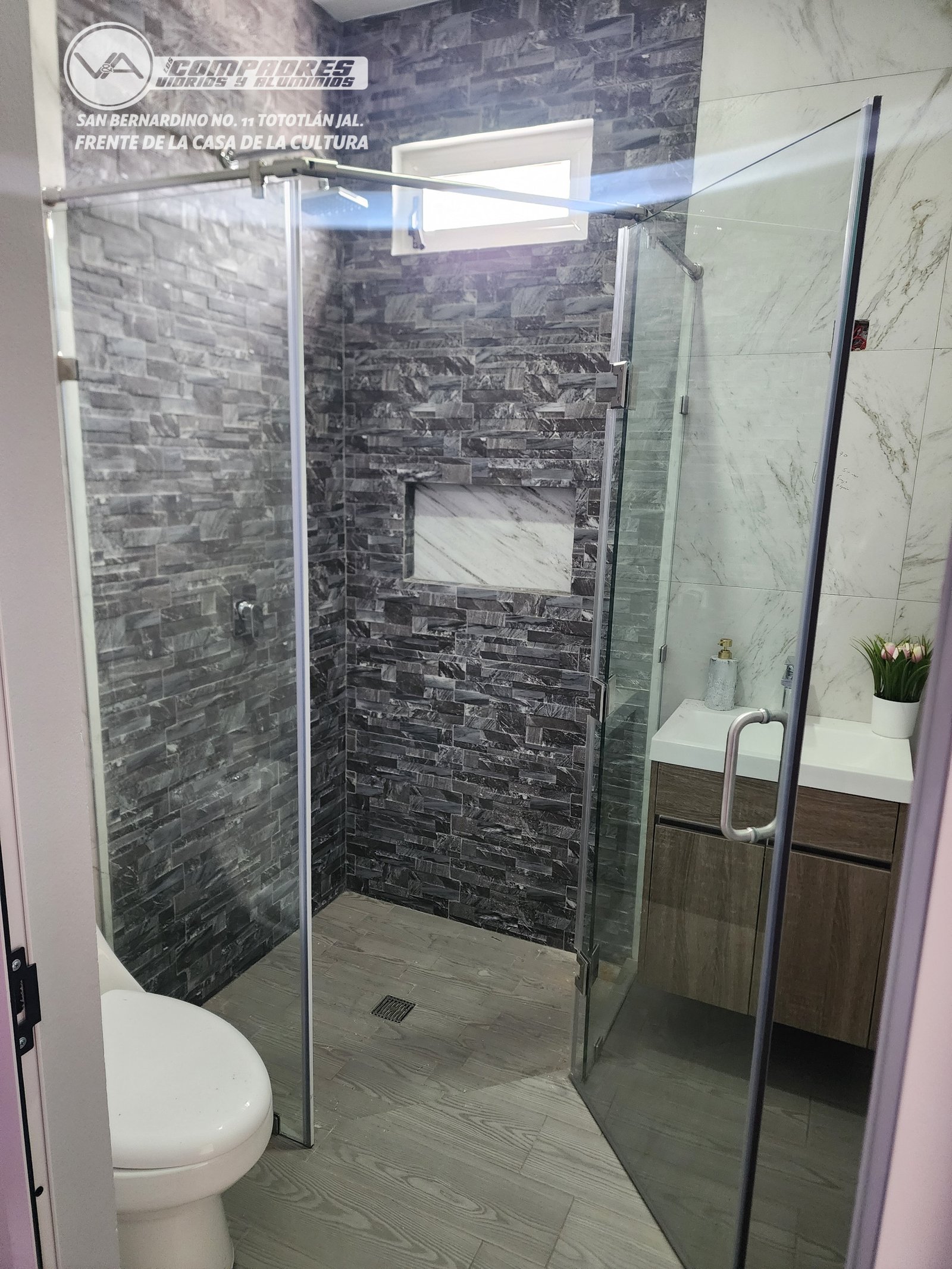 Division de baño abatible en angulo