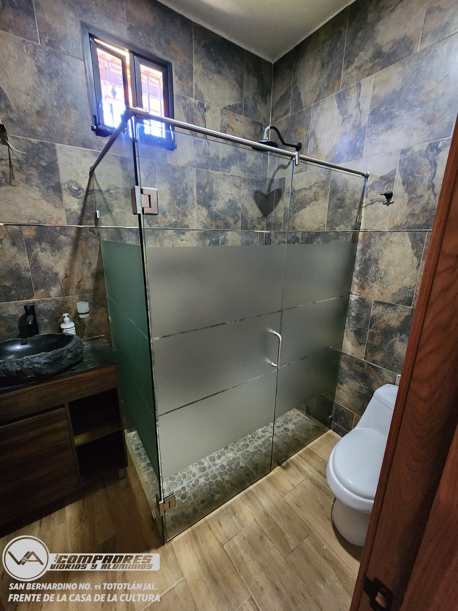 Division de baño vidrio 9mm en escuadra con calcas