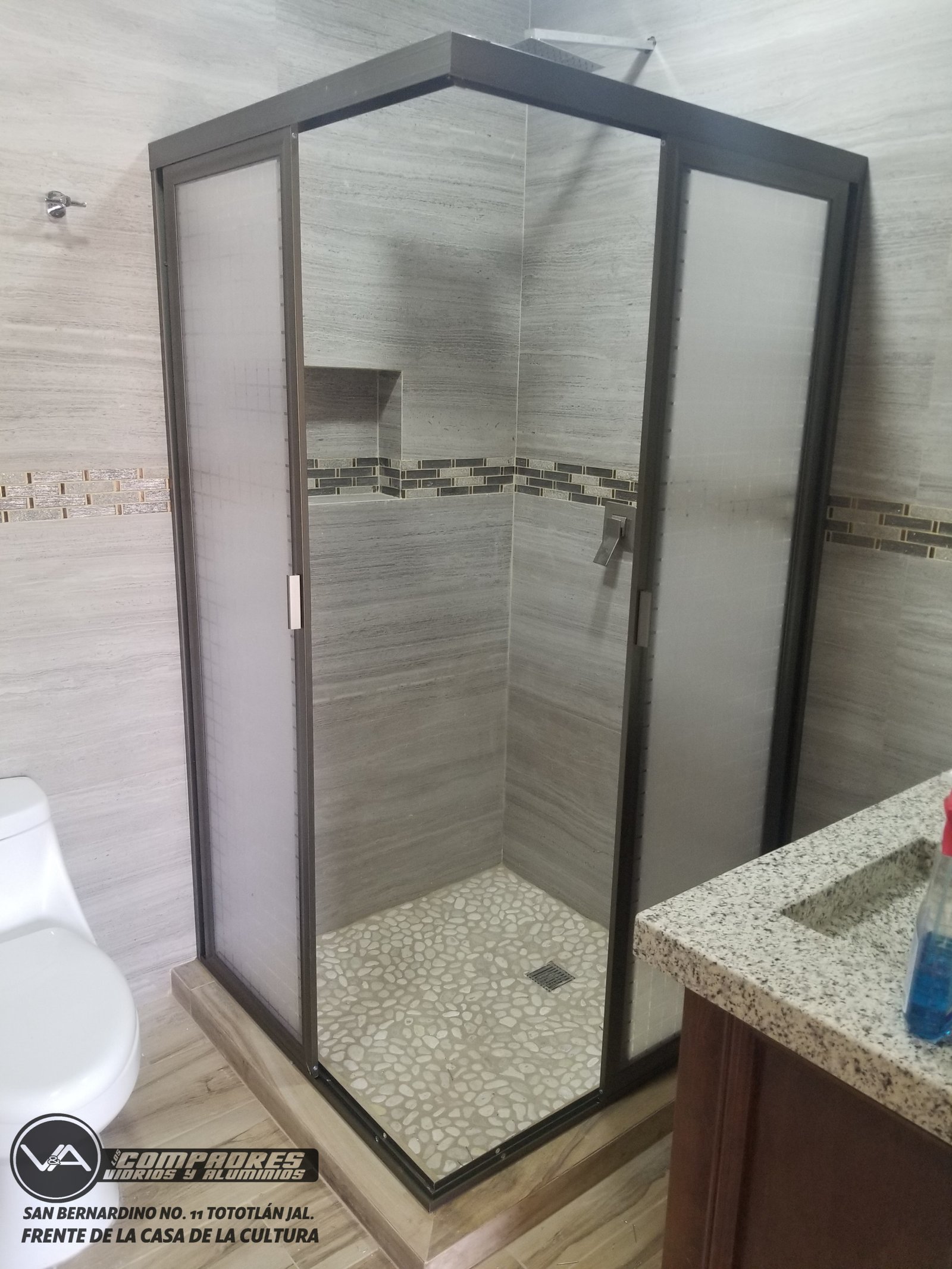 Cancel de baño en escuadra