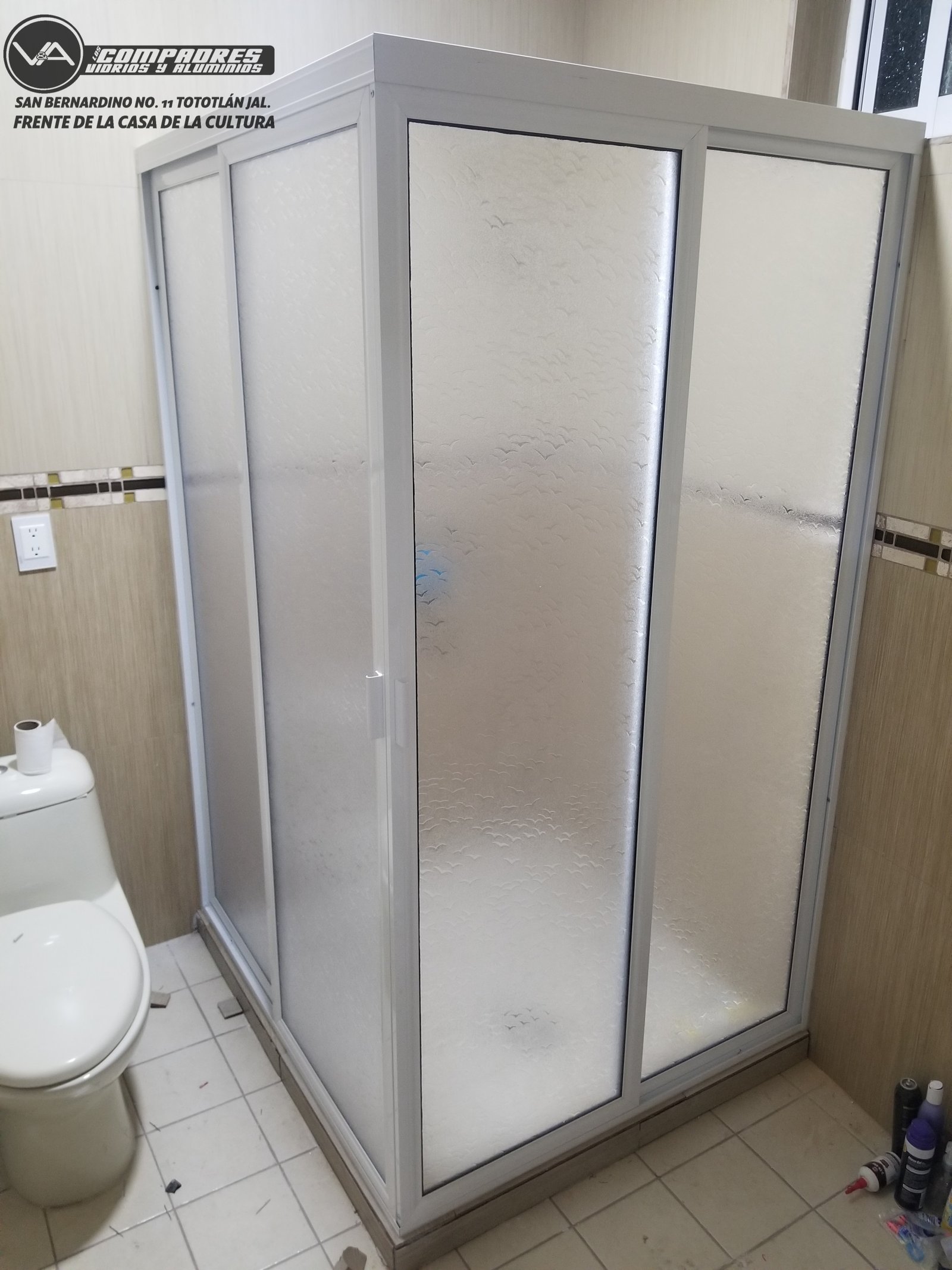 Cancel de baño en escuadra