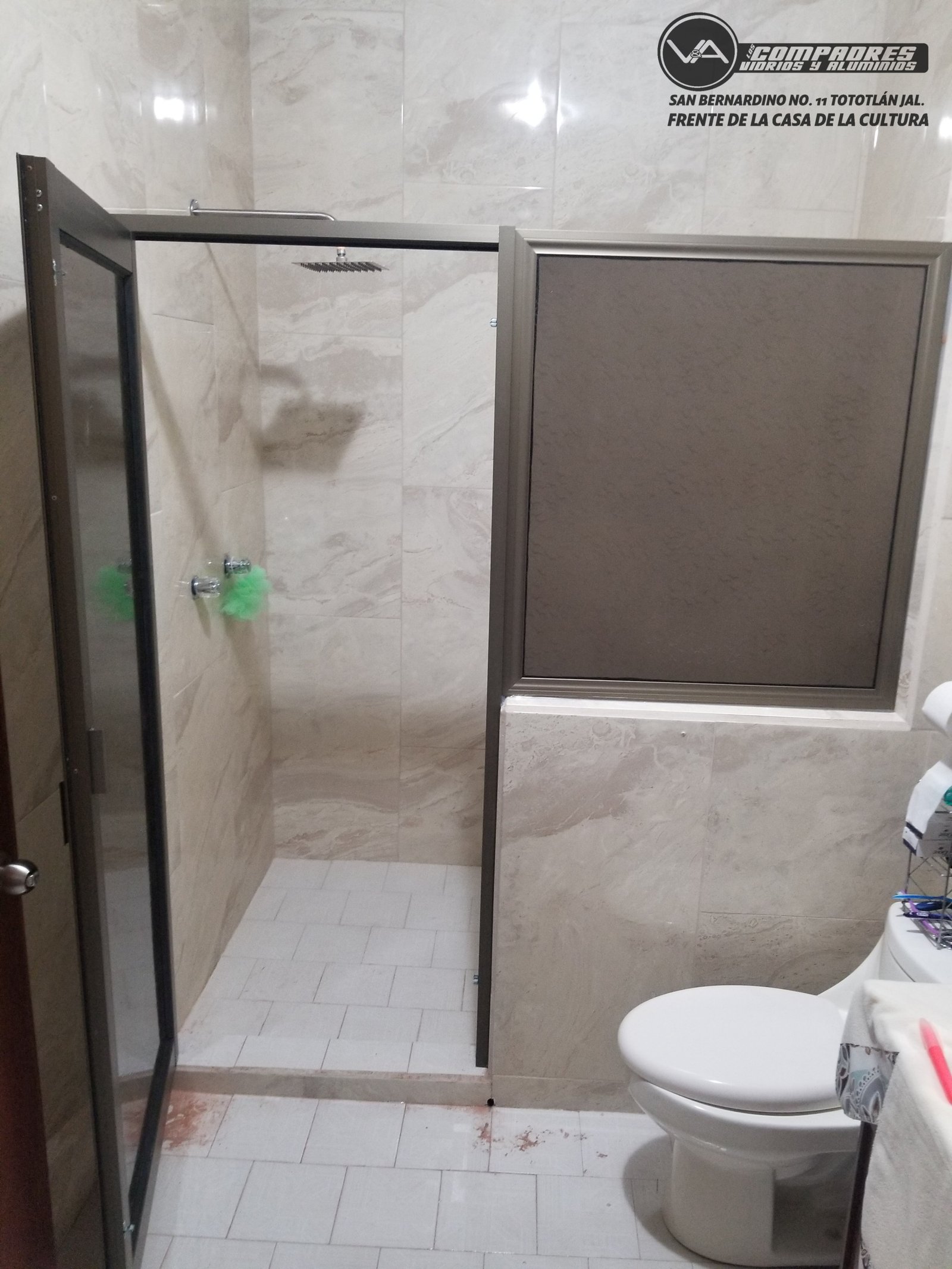 Cancel de baño con fijo