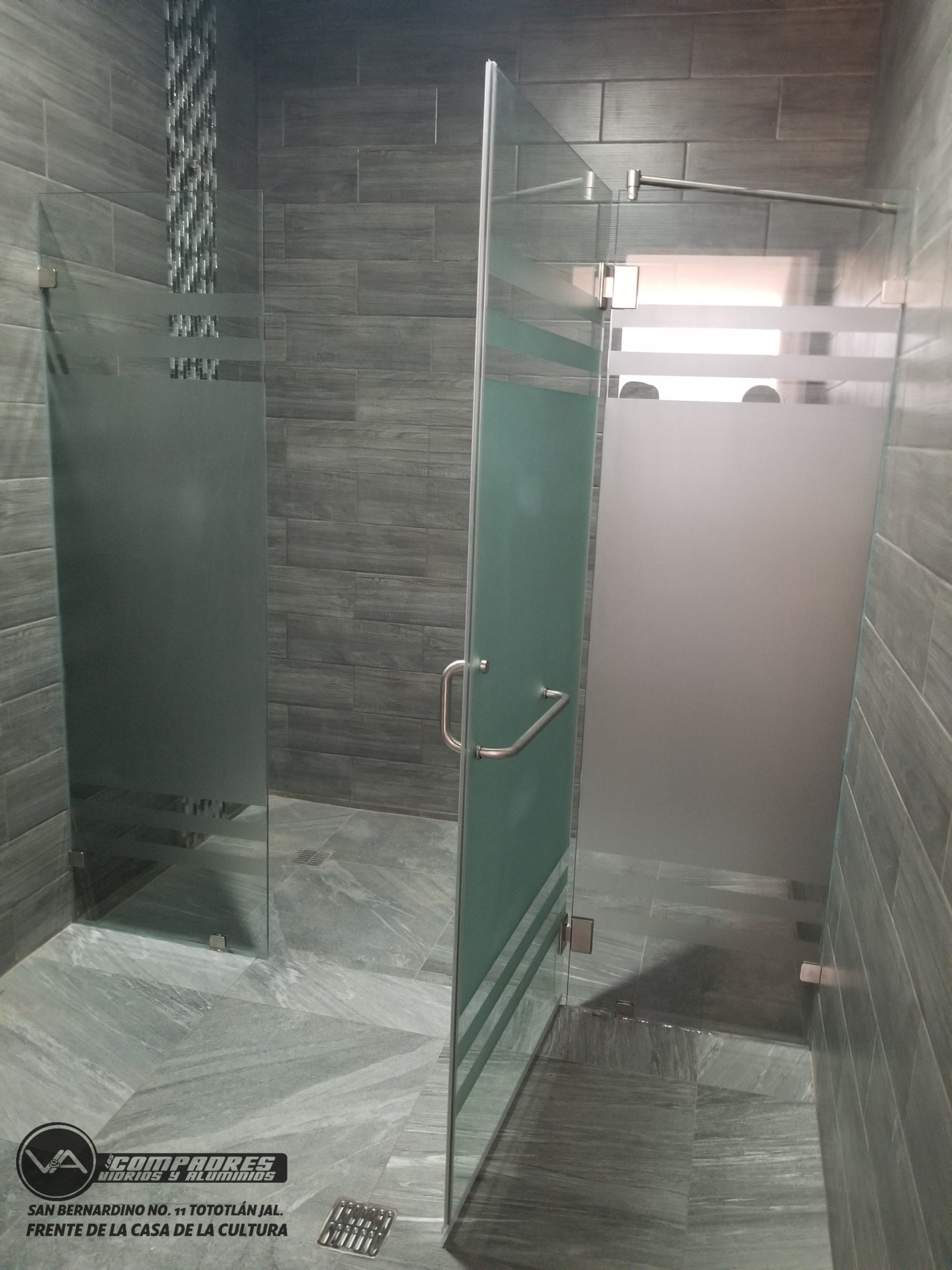 División de baño 2 fijos puerta al centro