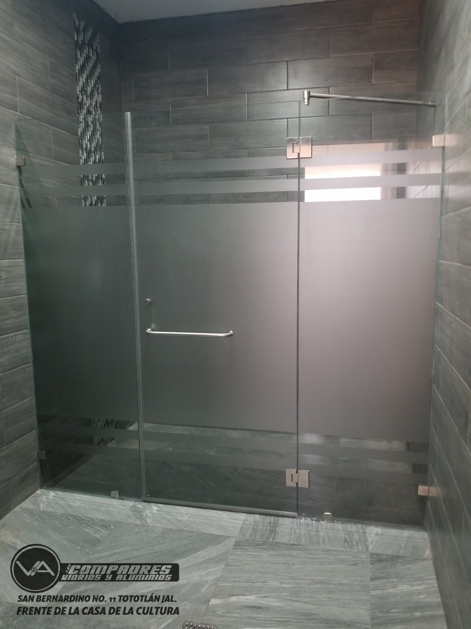 División de baño 2 fijos puerta al centro